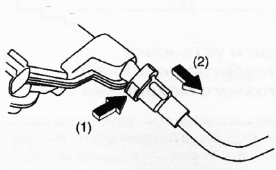 3. Отсоединить резервный шланг гидропривода сцепления в указанной на рисунке последовательности.