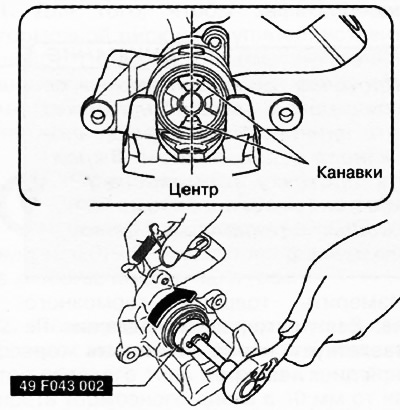 Медленно вращая поршень с помощью специального инструмента, полностью вжать поршень в цилиндр так,…