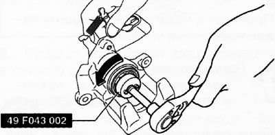 Egy speciális szerszám segítségével forgassa el a dugattyút az óramutató járásával ellentétes…