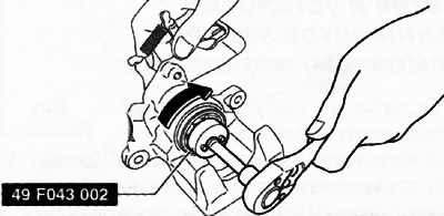 Egy speciális szerszám segítségével lassan forgassa el a dugattyút, hogy a dugattyút teljesen…