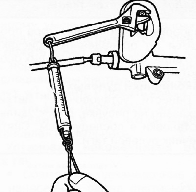 Поместить разводной ключ на вал-шестерню рулевого редуктора.