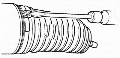 Вставить плоскую отвертку в хомут пыльника, как показано на рисунке. Затем отжать зачеканенную…