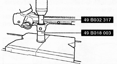 Использовать для извлечения монтажных втулок из корпуса рулевого редуктора подходящую оправку и…