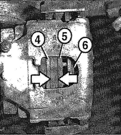 Проверить толщину накладок тормозных колодок (т.е. без металлического основания) (4) спереди через…
