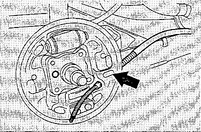 На пластинах крепления тормозных механизмов задних колес с задней стороны снять резиновую заглушку…
