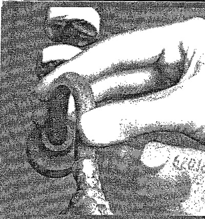 Согнуть шланг рукой туда-сюда, чтобы проверить наличие на них повреждений. Шланги нельзя…