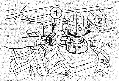 Снять штекер (1) с датчика уровня тормозной жидкости. Открутить крышку (2) бачка для тормозной…