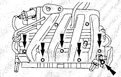 Открутить болты и снять впускной коллектор с головки блока цилиндров.