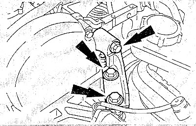 Открутить болты и снять усилительный держатель правой опоры двигателя.