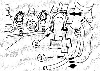 Отсоединить возвратный масляный шланг и вакуумный шланг (1), идущий к усилителю тормозов, от…