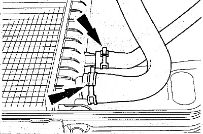 Снять шланги для охлаждающей жидкости с радиатора вверху и внизу, предварительно освободив хомуты.