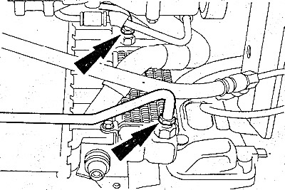 Только для моделей с автоматической коробкой передач: открутить маслопроводы для радиатора жидкости…