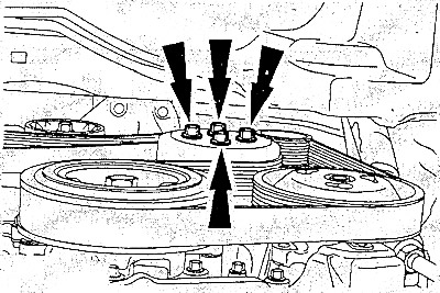 Ослабить четыре болта крепления шкива водяного насоса, не откручивая их.