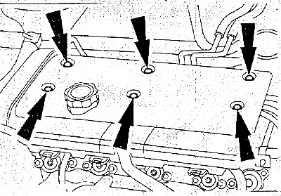 Двигатель 1,25/1,4 л: снять шесть болтов и крышку двигателя.