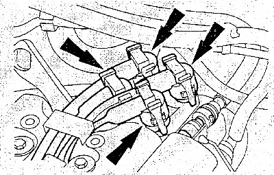 Отсоединить все четыре высоковольтных провода от катушки зажигания, для чего сжать два язычка…