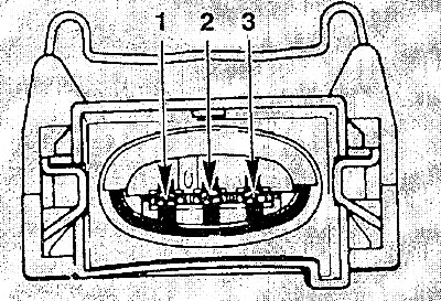 На рисунке показан штекер (1) катушки зажигания. Подсоединить омметр к соответствующим контактам…