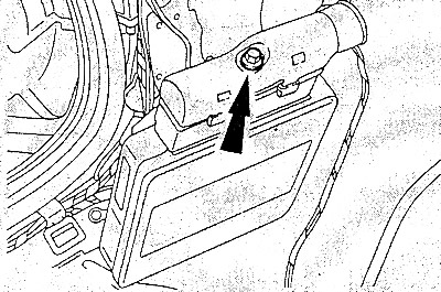 Открутить болт соединительного штекера, снять штекер.