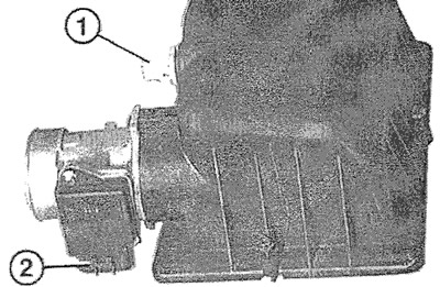 Бензиновые двигатели: снять штекеры датчика температуры поступающего воздуха (1) и расходомера…