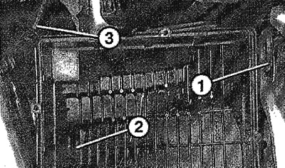 Отцепить резиновое крепление (1) и отсоединить нижнюю часть корпуса воздушного фильтра от…