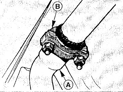Если установлена выпускная система из трех частей, открутить гайки U-образной скобы крепления и…