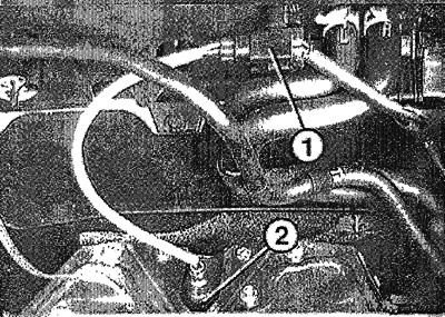 Снять штекер (1).
