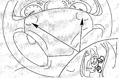 Оттянуть немного подушку безопасности от рулевого колеса и отцепить два зажима.