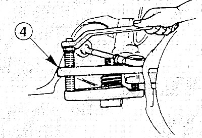 Выдавить шарнир рулевой тяги из поворотного кулака с помощью подходящего съемника (4).