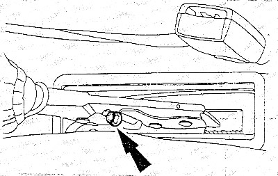Ослабить регулировочную гайку троса стояночного тормоза.