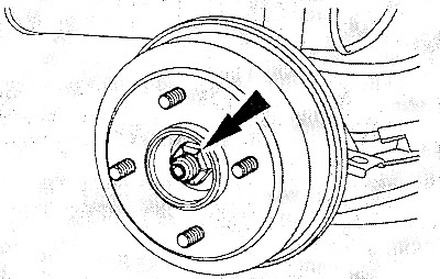 Меры предосторожности: гайка ступицы затянута очень сильно. Поэтому при ее ослаблении ключ держать…