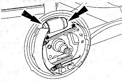 Отжать обе тормозные колодки от колесного тормозного цилиндра и снять их, не повреждая пылезащитные…