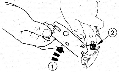 Отцепить нажимную штангу от задней тормозной колодки, для чего повернуть штангу на 90° (стрелка 1).