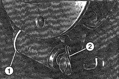 Проверить, не влажный ли колесный тормозной цилиндр снаружи. Немного оттянуть пылезащитный колпачок…