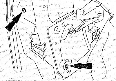 Открутить винты и снять заднюю направляющую для стекла (стрелки).