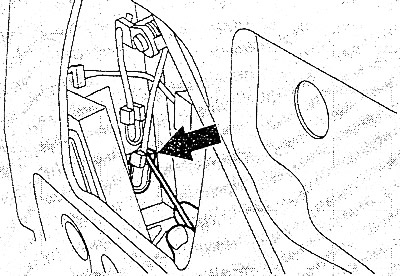 Отцепить соединительную штангу для ручки двери от замка двери. Для этого нажать кончик…