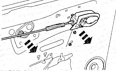 Отцепить внутреннюю ручку двери и трос (тягу) привода от рамы двери.