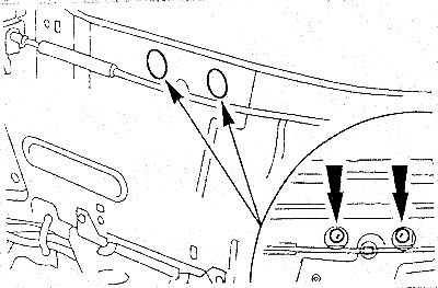 Опустить стекло настолько, чтобы открылся доступ к болтам крепления.