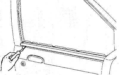 Поддеть уплотнительную резинку.