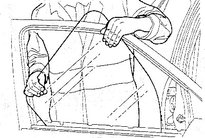 Откинуть стекло вперед и вынуть его вбок из двери.