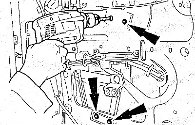 Высверлить четыре заклепки.