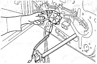 Вынуть стеклоподъемник вместе с электродвигателем вниз из двери.