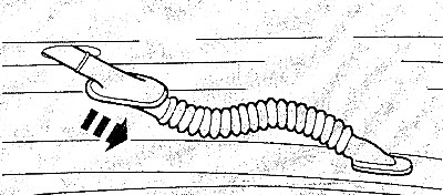 Поддеть резиновую втулку и вытащить шланг омывателя стекла.