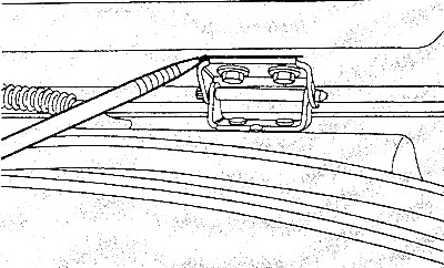 Пометить положение петель крышки багажника, для чего обвести петли фломастером.