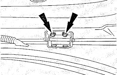 Открутить четыре болта крепления крышки багажника и снять ее вдвоем с помощником.