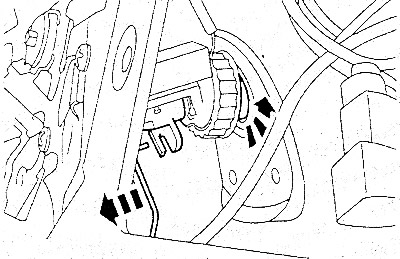 Отцепить цилиндр замка от штанги привода. Для этого наклонить цилиндр и повернуть его.