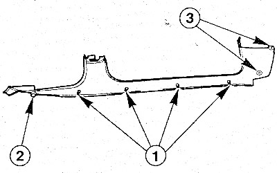Поддеть два зажима (3) спереди сбоку и сверху.