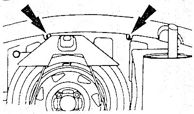 Высверлить две заклепки с нижней стороны бампера.