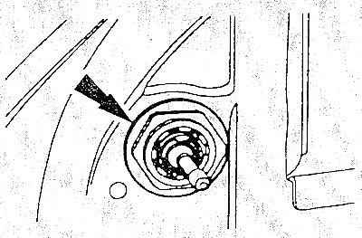Открутить крепление зеркала и вынуть зеркало, удерживая его при этом снаружи, чтобы оно не упало.