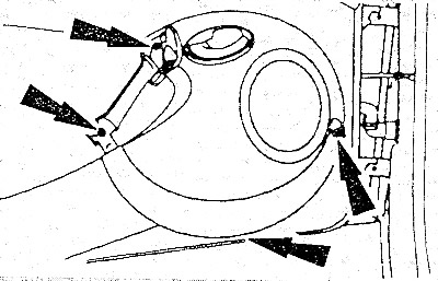 Открутить четыре винта крепления облицовки двери.