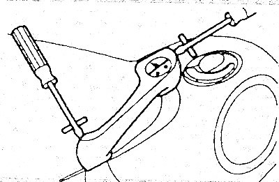 Поддеть отверткой крышку внутренней ручки двери, подложив при этом кусок бумаги под отвертку, чтобы…