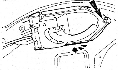 Открутить винты крепления привода внутренней ручки двери, отцепить его наружу и отцепить тягу…